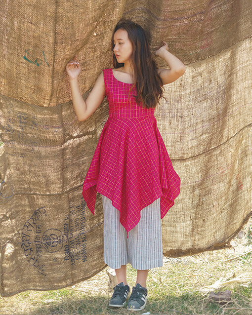 The cotton tunic comes with handkerchief hem and is made of cotton