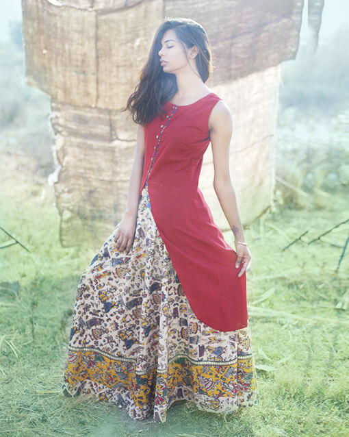 A kurta skirt set in handprinted kalamkari for the go.