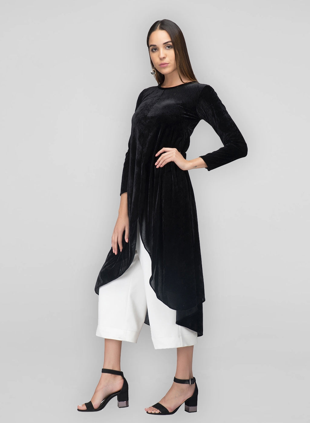 Full sleeves, closed neck, relaxed fit and a smart cut make this black aline velvet kurta a perfect choice for women's winter wardrobe.