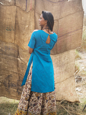 Dress up for the festive season with this amazing kurta set in blue.