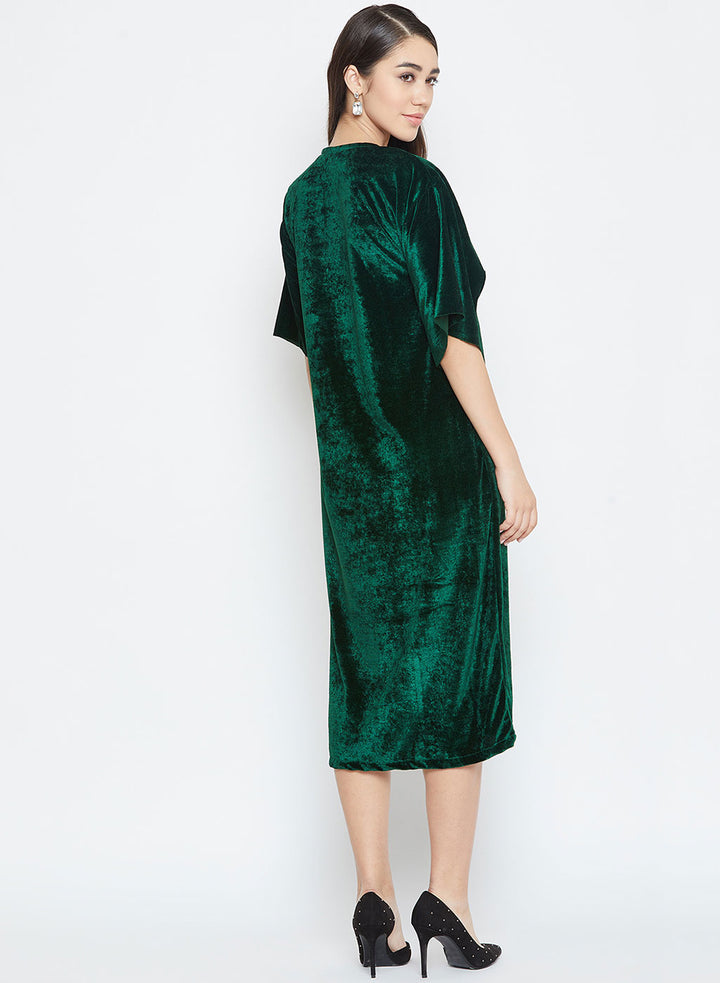 Ladies, grab this gorgeous velvet dress in dark green for your next evening out. You'd not regret it!